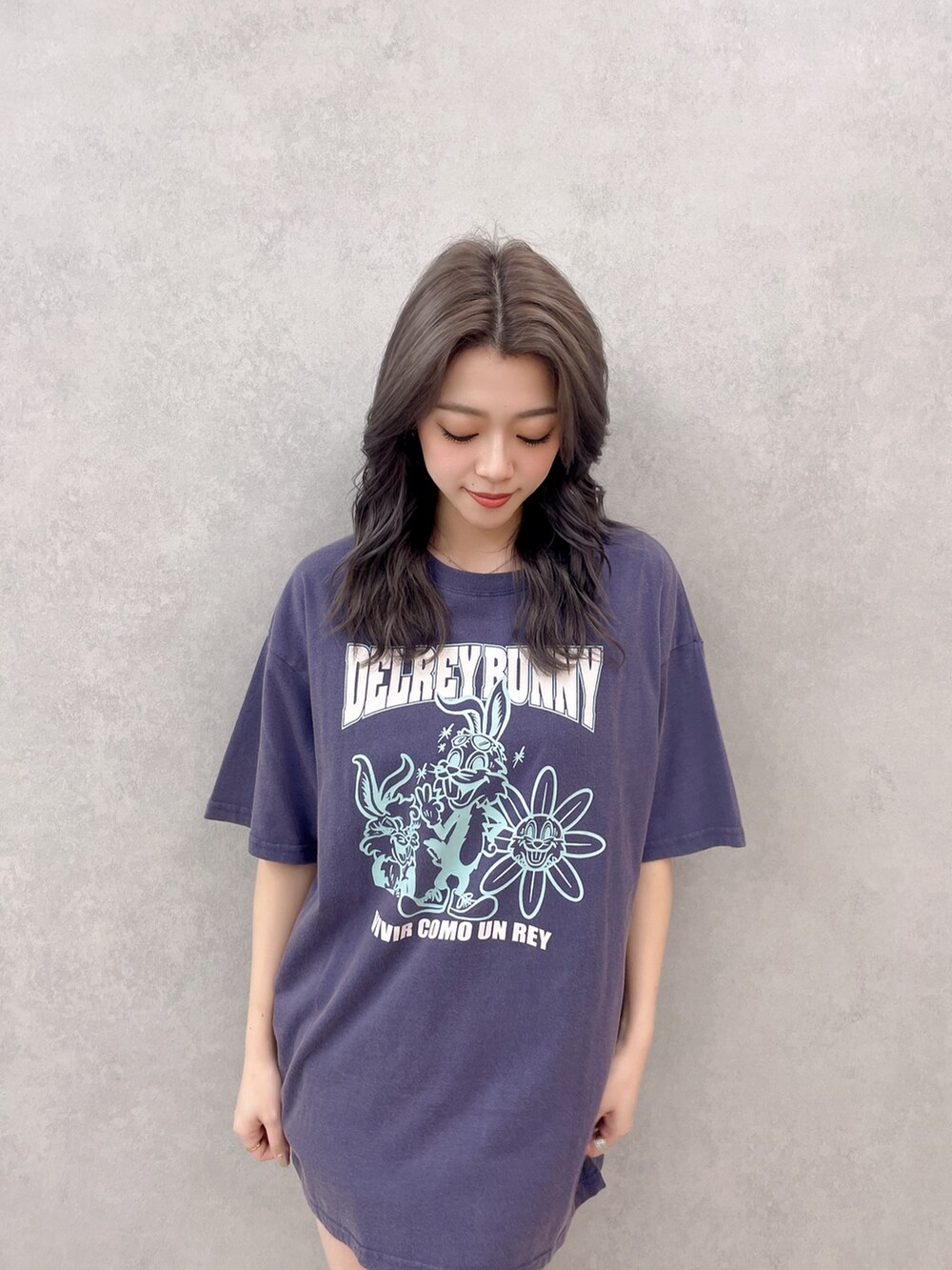 ブルー系のTシャツ/カットソー、ホワイト系のブーツを着用したレディースの春コーディネートの3枚目の写真