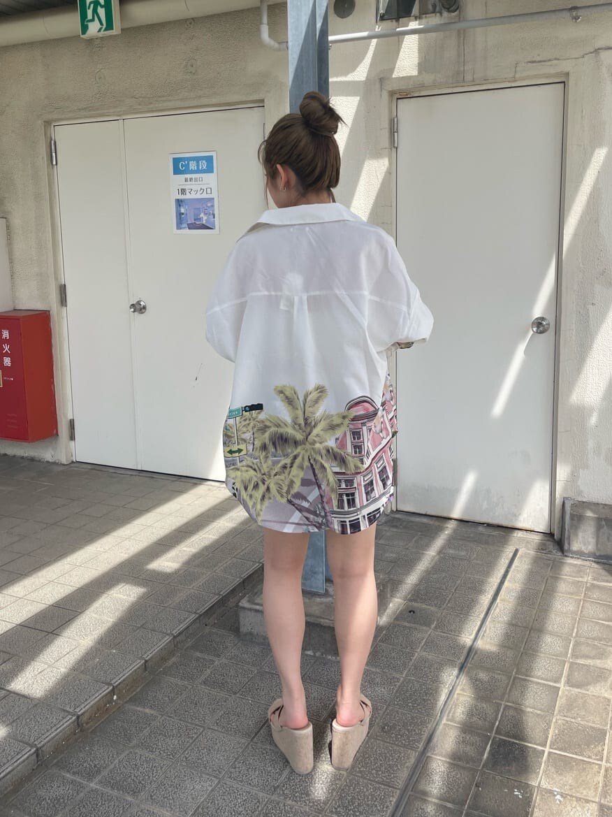 ホワイト系のキャミソール、ホワイト系のシャツ/ブラウス、ホワイト系のその他パンツを着用したレディースの春コーディネートの4枚目の写真
