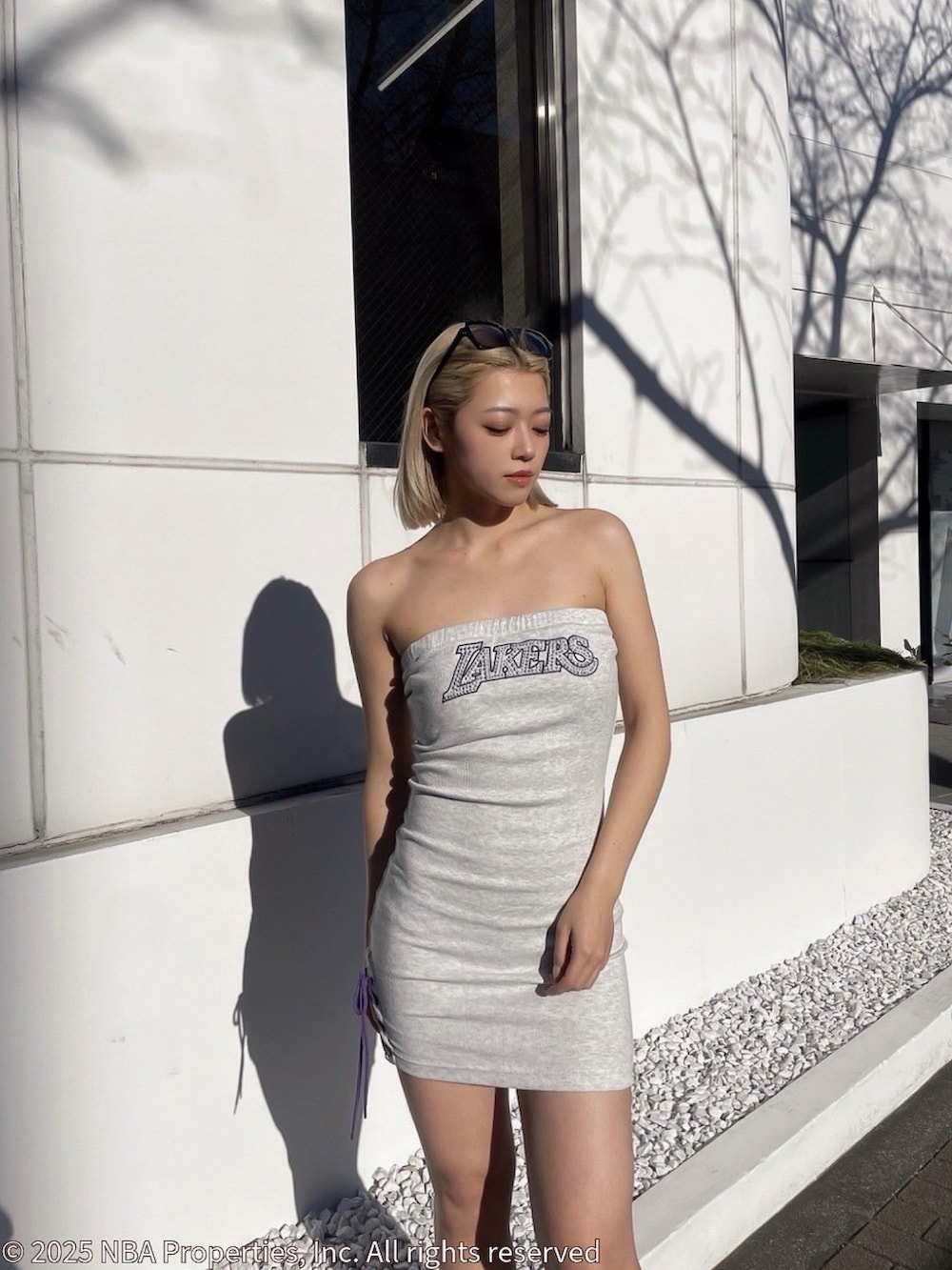 グレー系のワンピース、ブラック系のサンダルを着用したレディースの夏コーディネートの3枚目の写真