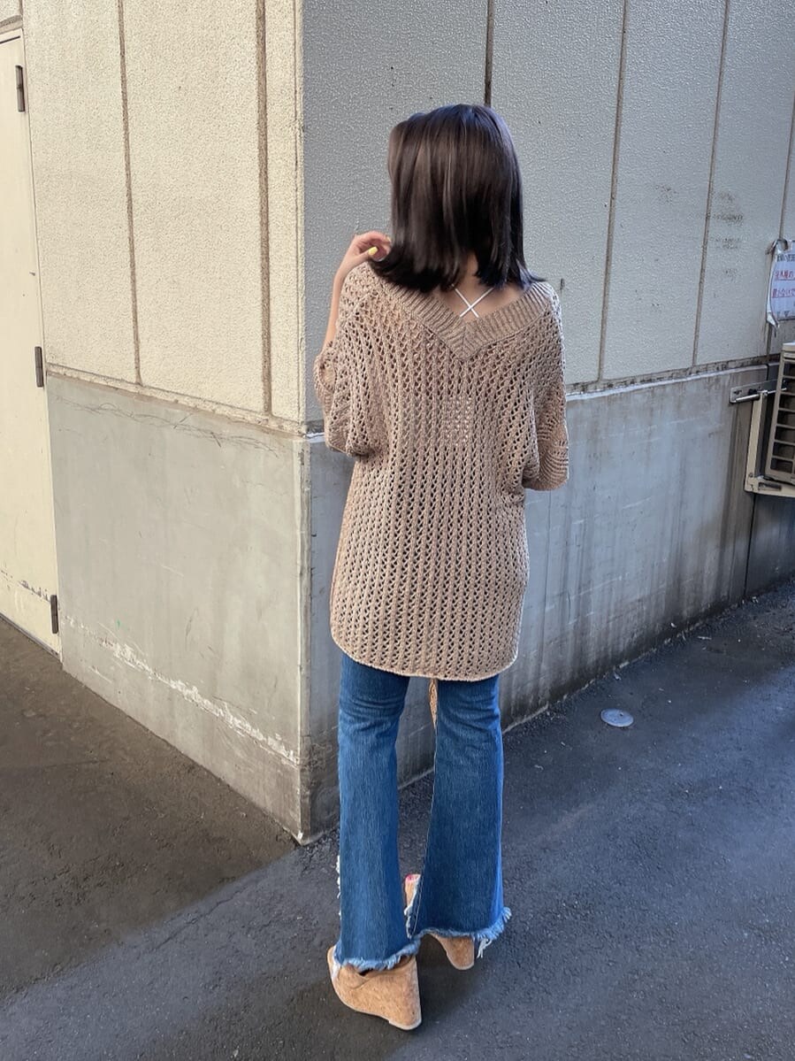 ベージュ系のサンダル、ブルー系のデニムパンツ、ベージュ系のカーディガン/ボレロを着用したレディースの夏コーディネートの3枚目の写真