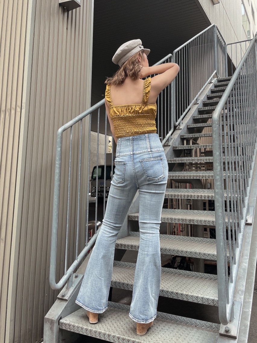 ホワイト系のシャツ/ブラウス、イエロー系のシャツ/ブラウス、ブルー系のデニムパンツを着用したレディースの夏コーディネートの3枚目の写真