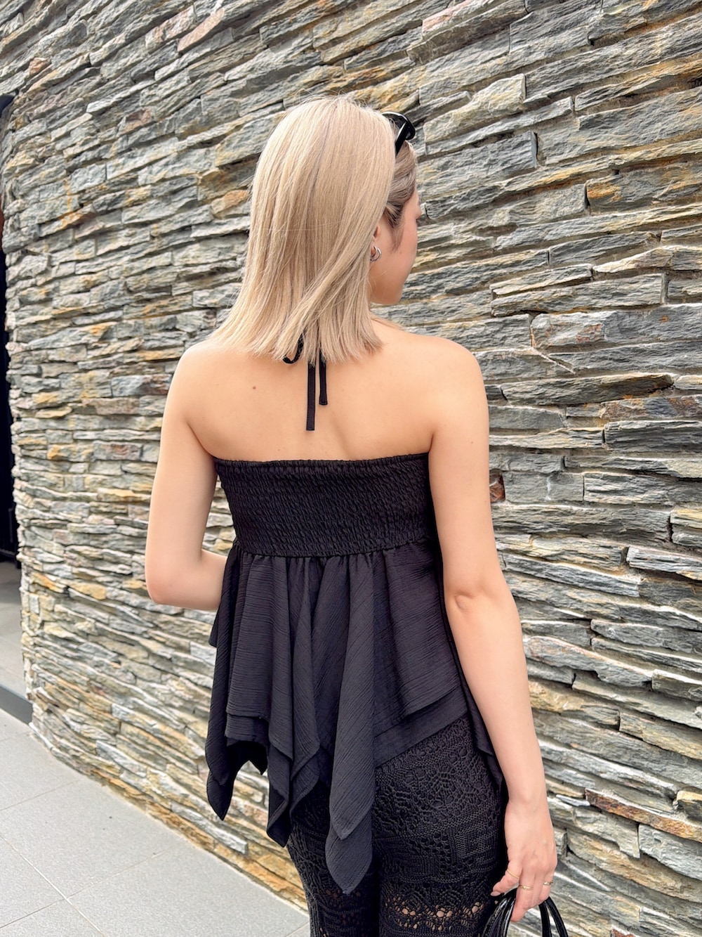 ブラック系のキャミソール、ブラック系のその他パンツ、ブラック系のハンドバッグを着用したレディースの夏コーディネートの4枚目の写真