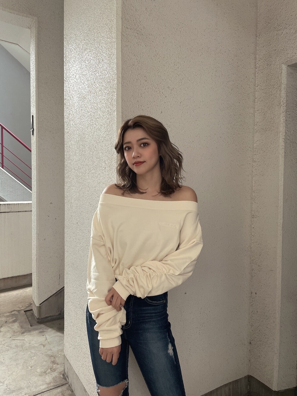 ホワイト系のTシャツ/カットソー、ブルー系のデニムパンツ、ブラック系のパンプスを着用したレディースの春コーディネートの3枚目の写真