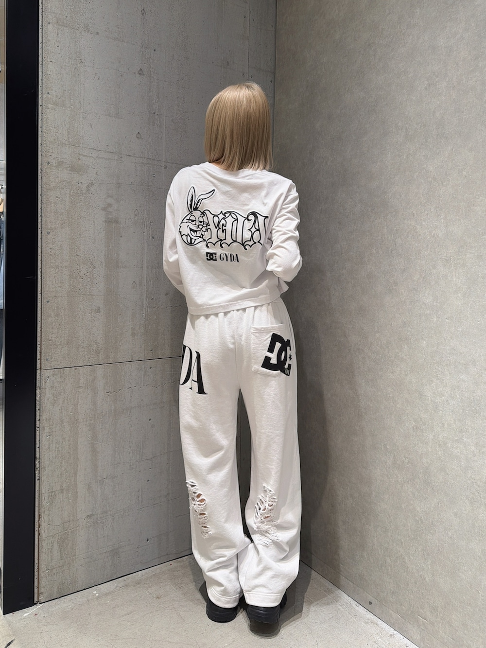 ホワイト系のTシャツ/カットソー、ホワイト系のスウェットパンツを着用したレディースの春コーディネートの4枚目の写真