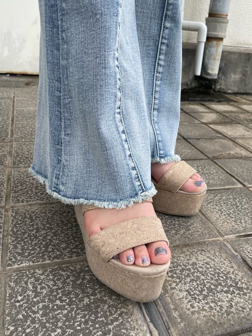 ホワイト系のサンダル、ブルー系のデニムパンツ、ホワイト系のTシャツ/カットソーを着用したレディースの夏コーディネートの7枚目の写真