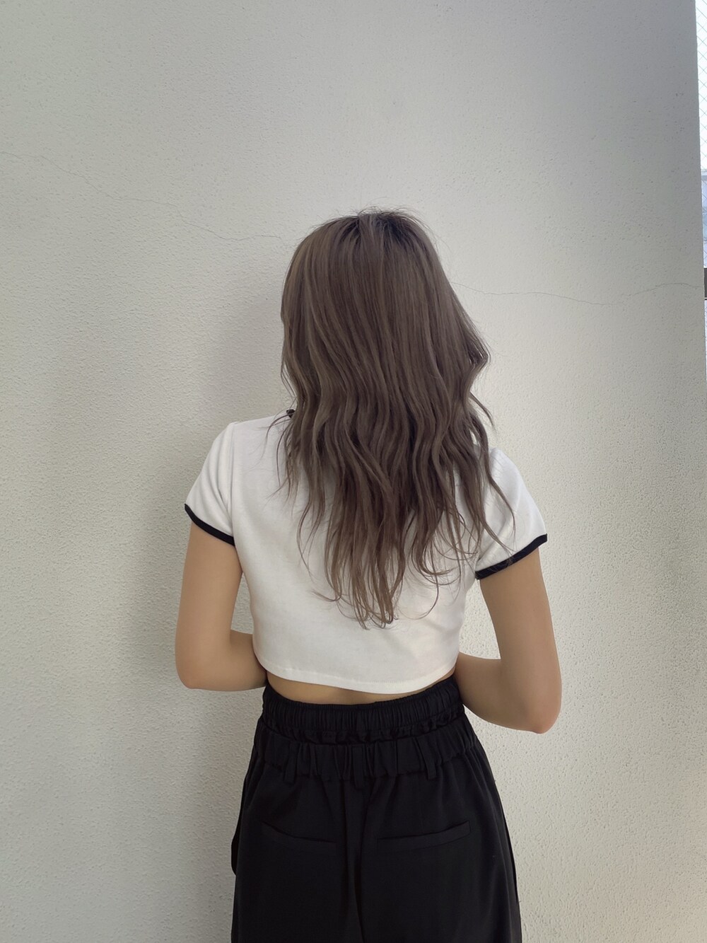 ブラック系のその他パンツ、ブラック系のサンダル、ホワイト系のTシャツ/カットソーを着用したレディースの春コーディネートの6枚目の写真