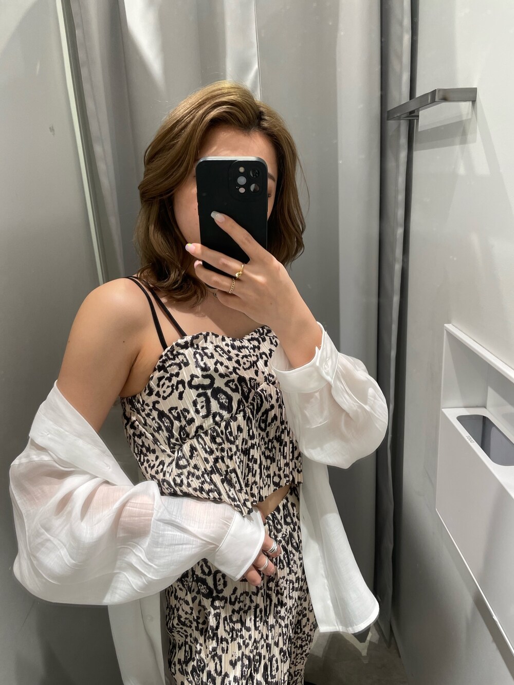 その他のキャミソール、ブラック系のその他パンツ、ブラック系のパンプスを着用したレディースの春コーディネートの4枚目の写真