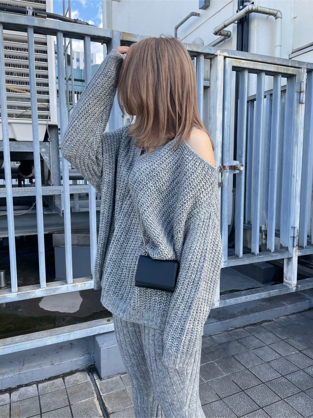 グレー系のその他パンツ、ブラック系のパンプス、グレー系のニット/セーターを着用したレディースの冬コーディネートの3枚目の写真