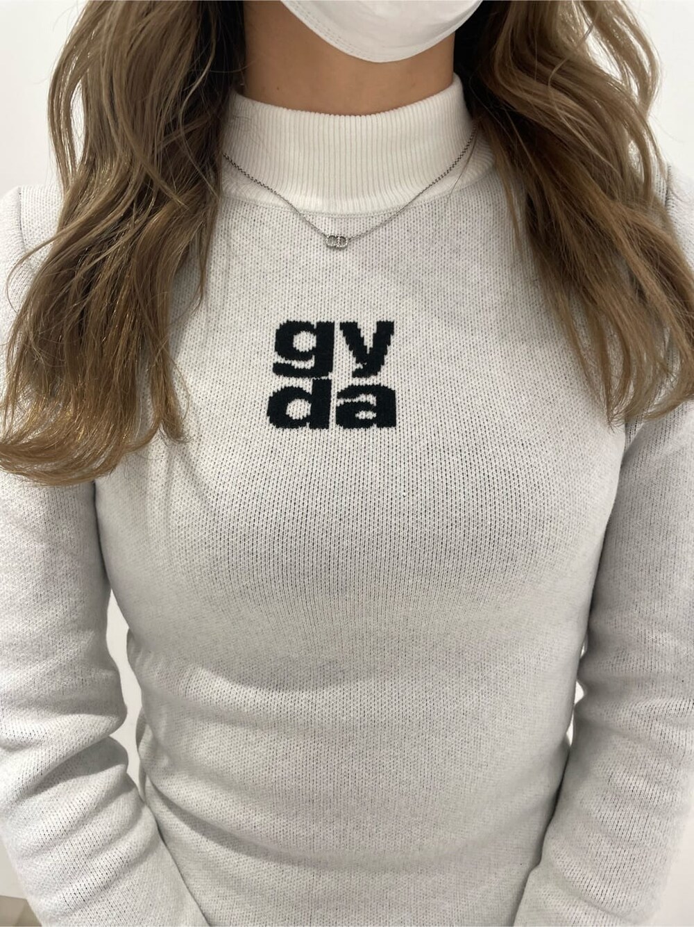 ブラック系のブーツ、グレー系のライダースジャケット、ホワイト系のワンピースを着用したレディースの秋コーディネートの7枚目の写真