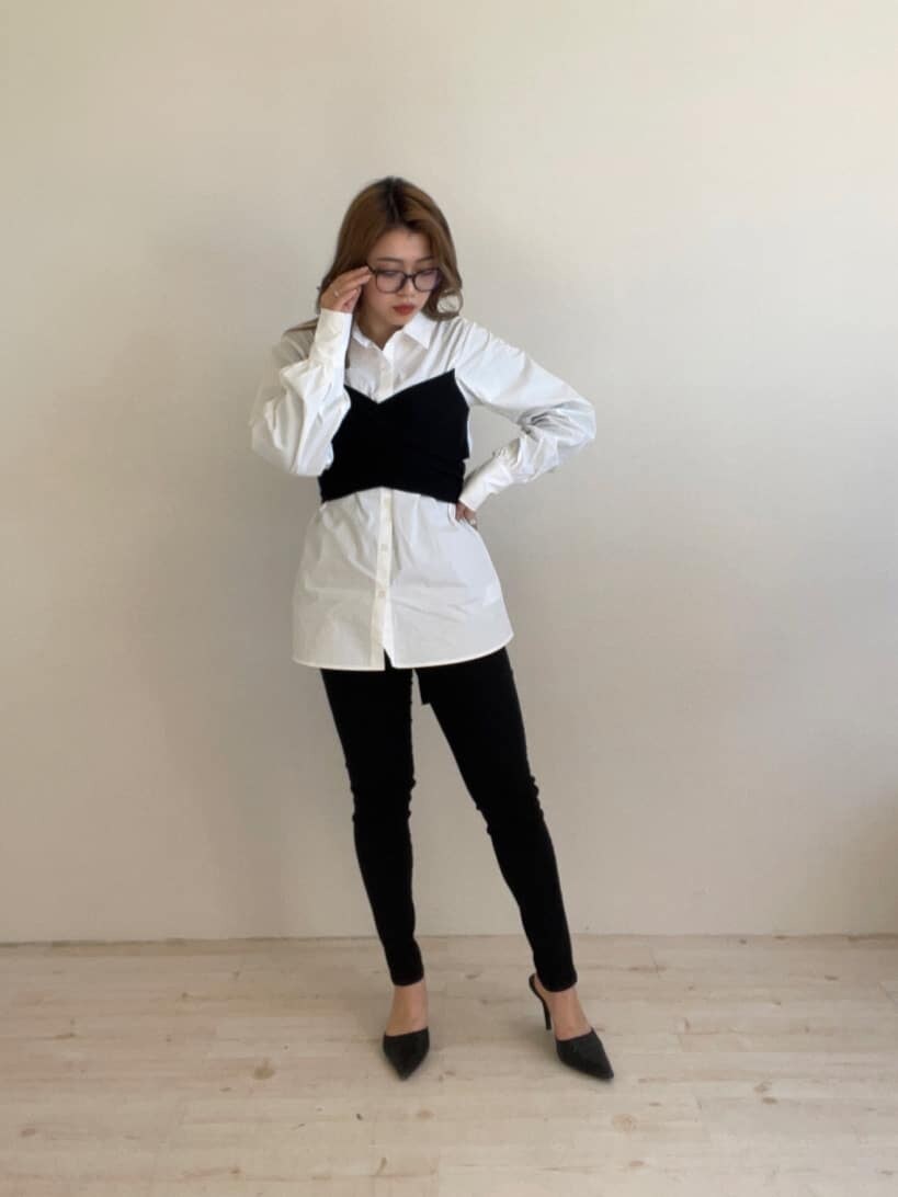 その他のデニムパンツ、ブラック系のパンプス、ブラック系のシャツ/ブラウスを着用したレディースの冬コーディネートの2枚目の写真