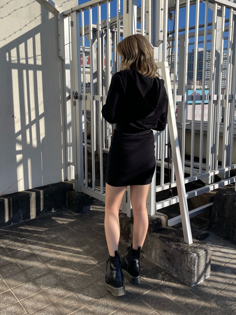 ブラック系のワンピースを着用したレディースの冬コーディネートの2枚目の写真