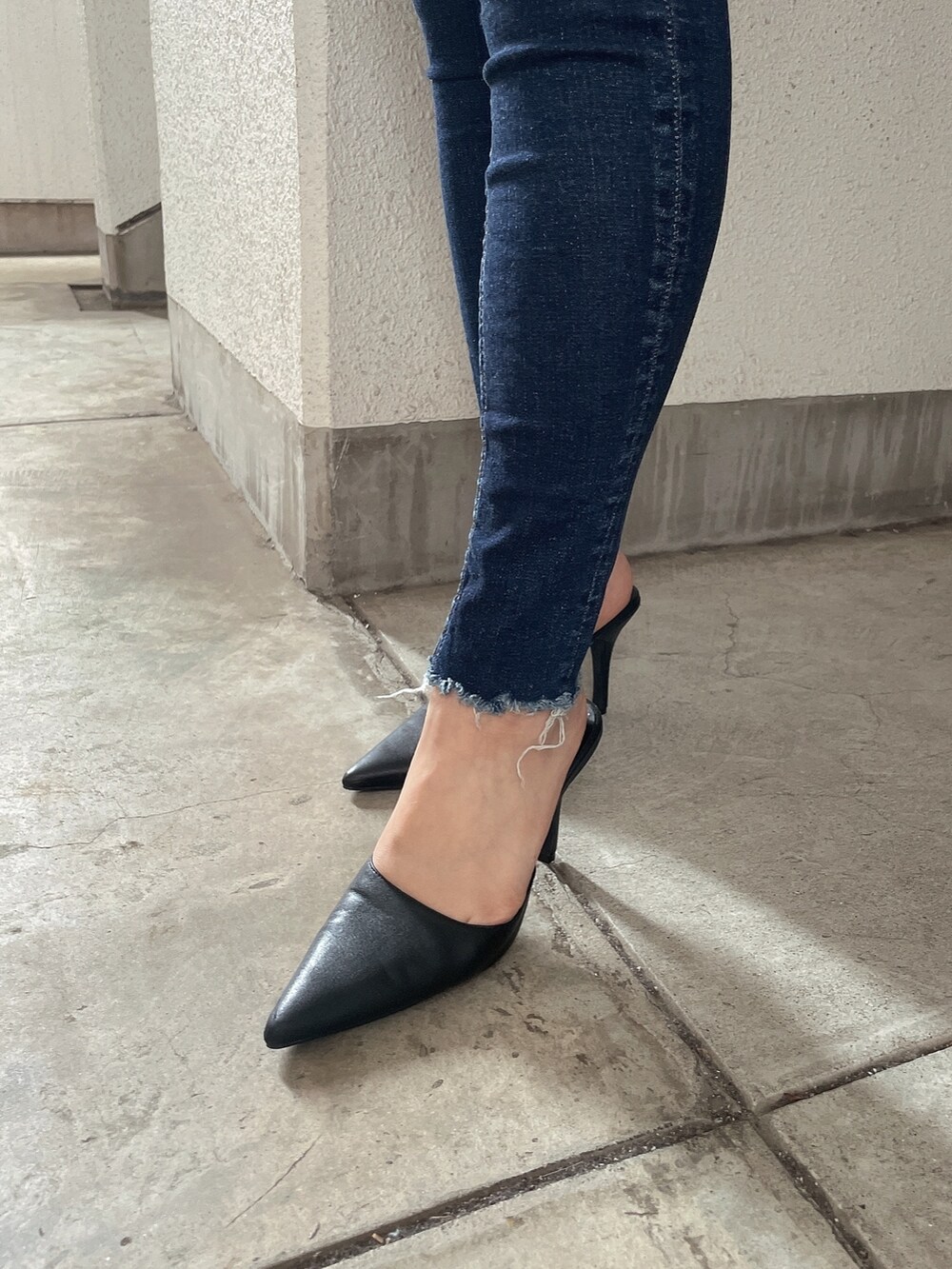 ホワイト系のTシャツ/カットソー、ブルー系のデニムパンツ、ブラック系のパンプスを着用したレディースの春コーディネートの7枚目の写真