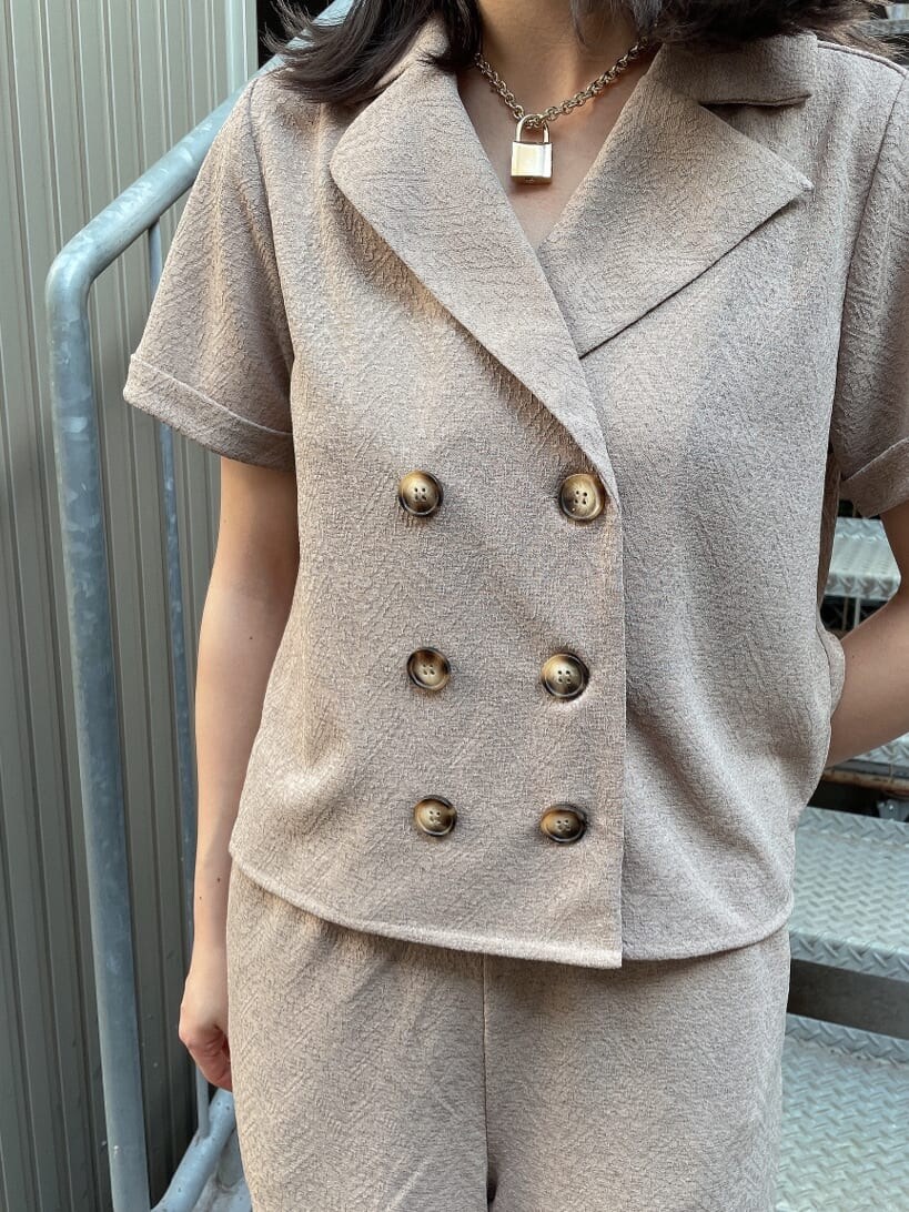 ブラック系のキャミソール、ゴールド系のネックレスを着用したレディースの夏コーディネートの6枚目の写真