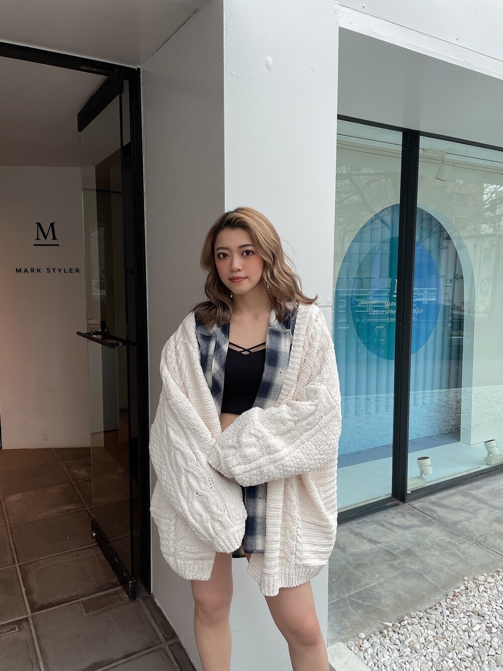 ホワイト系のカーディガン/ボレロ、ブルー系のシャツ/ブラウス、ブルー系のデニムパンツを着用したレディースの春コーディネートの3枚目の写真