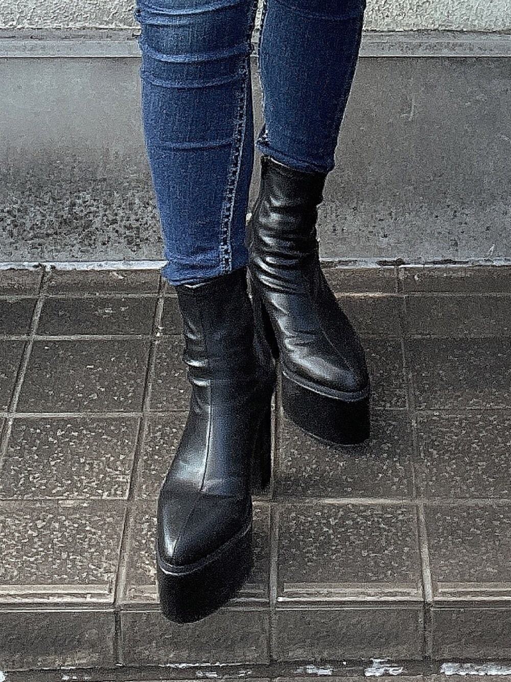 その他のベスト、ブルー系のデニムパンツ、ブラック系のブーツを着用したレディースの秋コーディネートの7枚目の写真