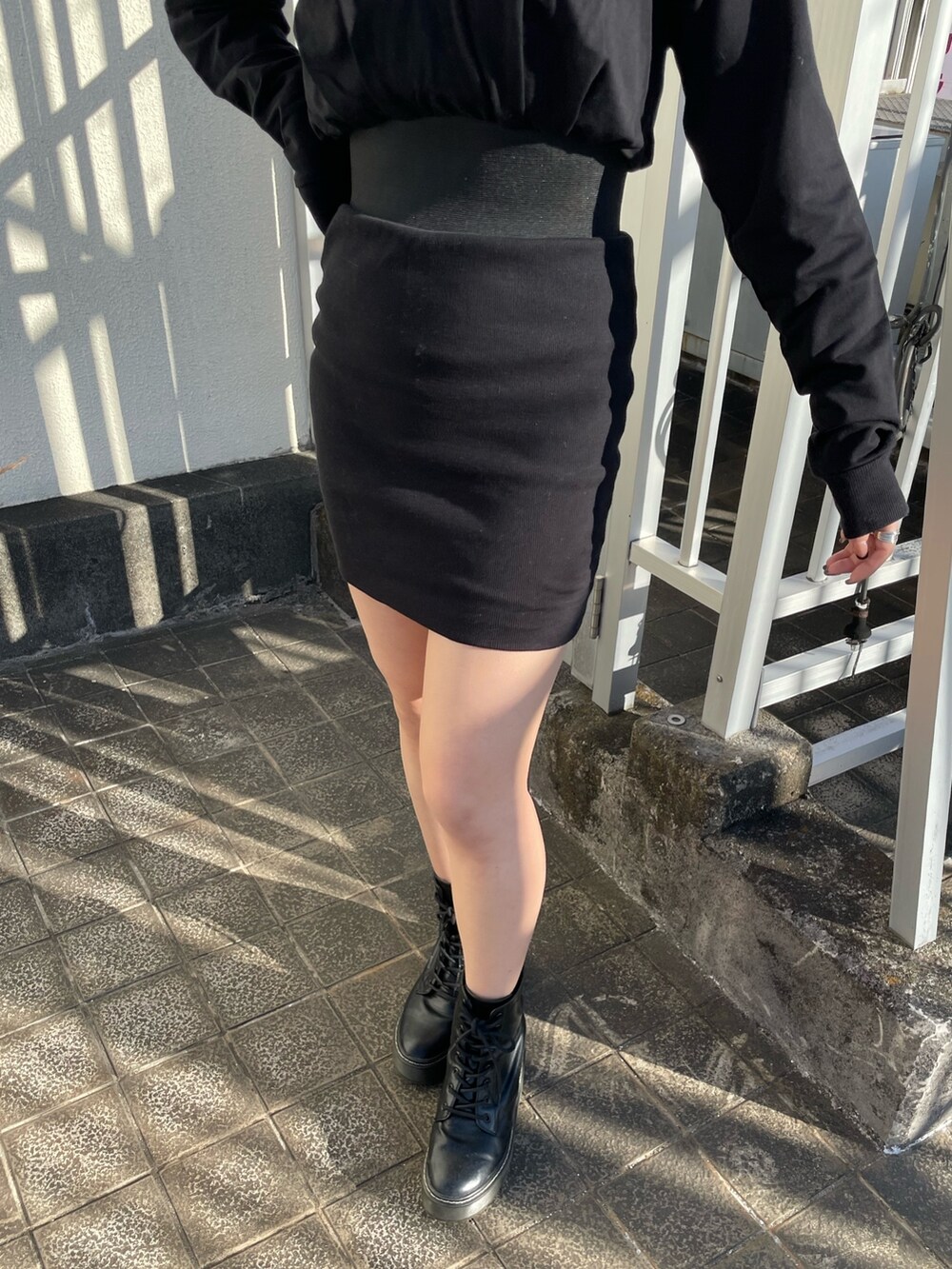 ブラック系のワンピースを着用したレディースの冬コーディネートの7枚目の写真