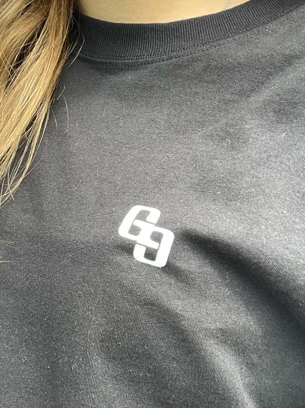 ブラック系のTシャツ/カットソー、ブラック系のその他雑貨を着用したレディースの秋コーディネートの7枚目の写真