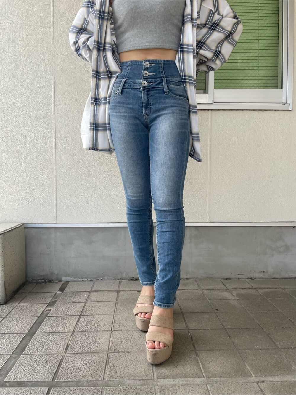 ホワイト系のシャツ/ブラウス、ホワイト系のハンドバッグ、ブルー系のデニムパンツを着用したレディースの夏コーディネートの6枚目の写真