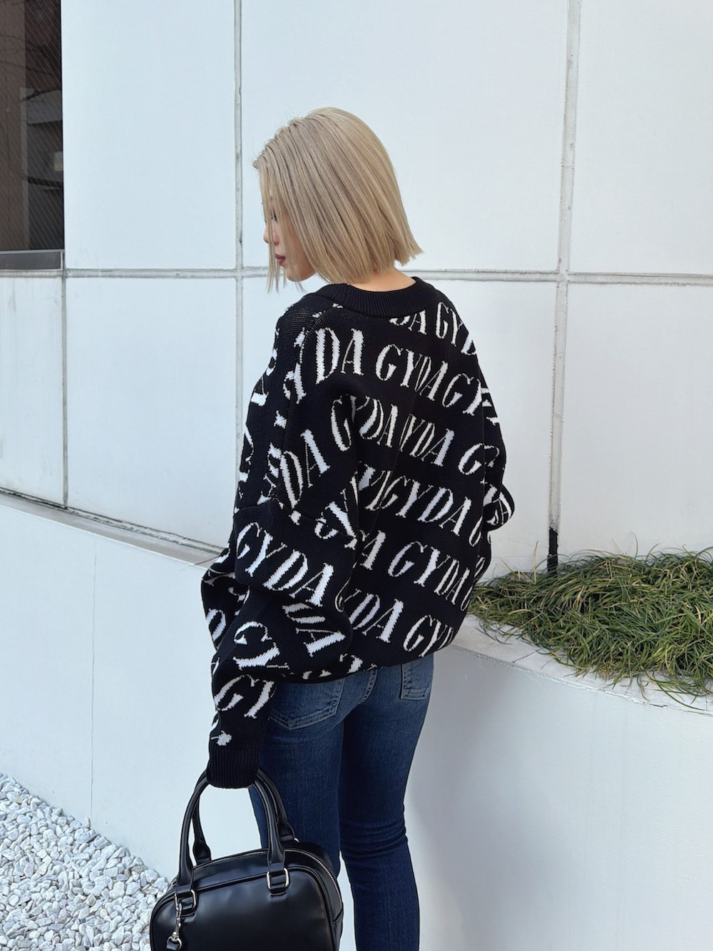 ブラック系のカーディガン/ボレロ、ブルー系のデニムパンツを着用したレディースの冬コーディネートの3枚目の写真