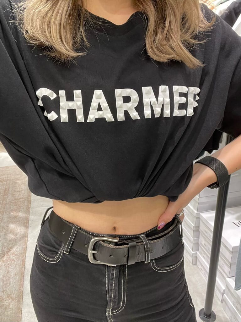 ブラック系のパンプス、ブラック系のデニムパンツ、ブラック系のTシャツ/カットソーを着用したレディースの夏コーディネートの4枚目の写真