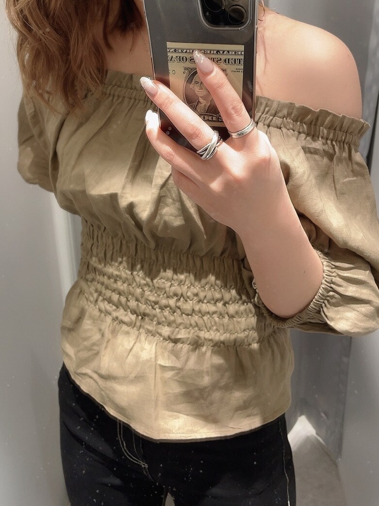 ブラック系のデニムパンツ、ベージュ系のシャツ/ブラウス、ベージュ系のサンダルを着用したレディースの春コーディネートの4枚目の写真