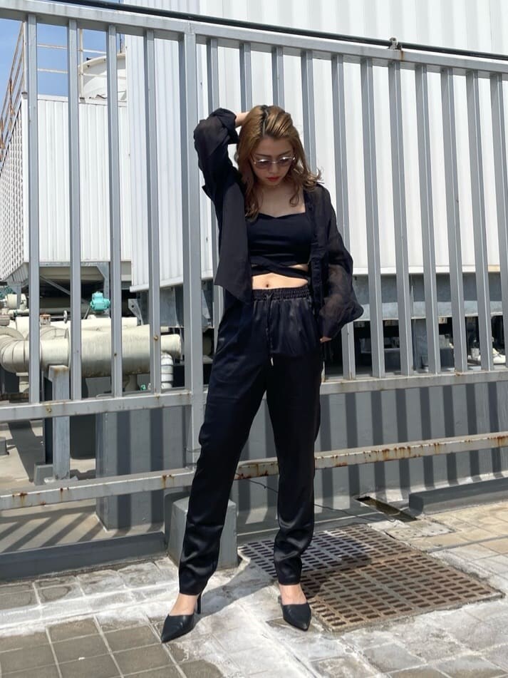 ブラック系のパンプス、ブラック系のシャツ/ブラウス、ブラック系のその他パンツを着用したレディースの春コーディネートの2枚目の写真