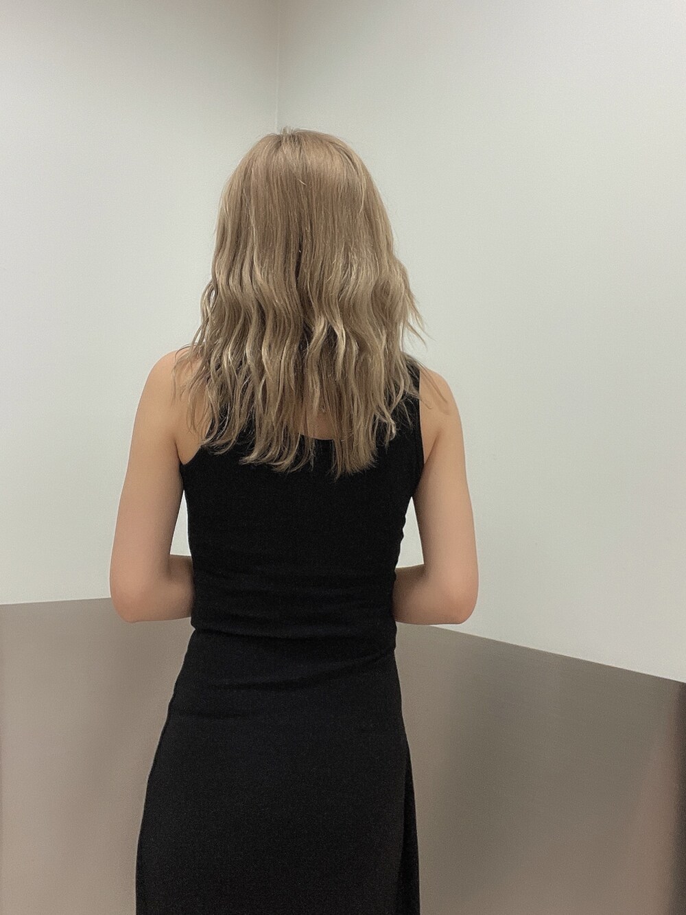 ブラック系のワンピース、ブラック系のサンダルを着用したレディースの夏コーディネートの6枚目の写真