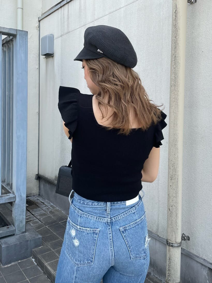 ブラック系のパンプス、ブラック系のハンドバッグ、ブラック系のニット/セーターを着用したレディースの春コーディネートの5枚目の写真