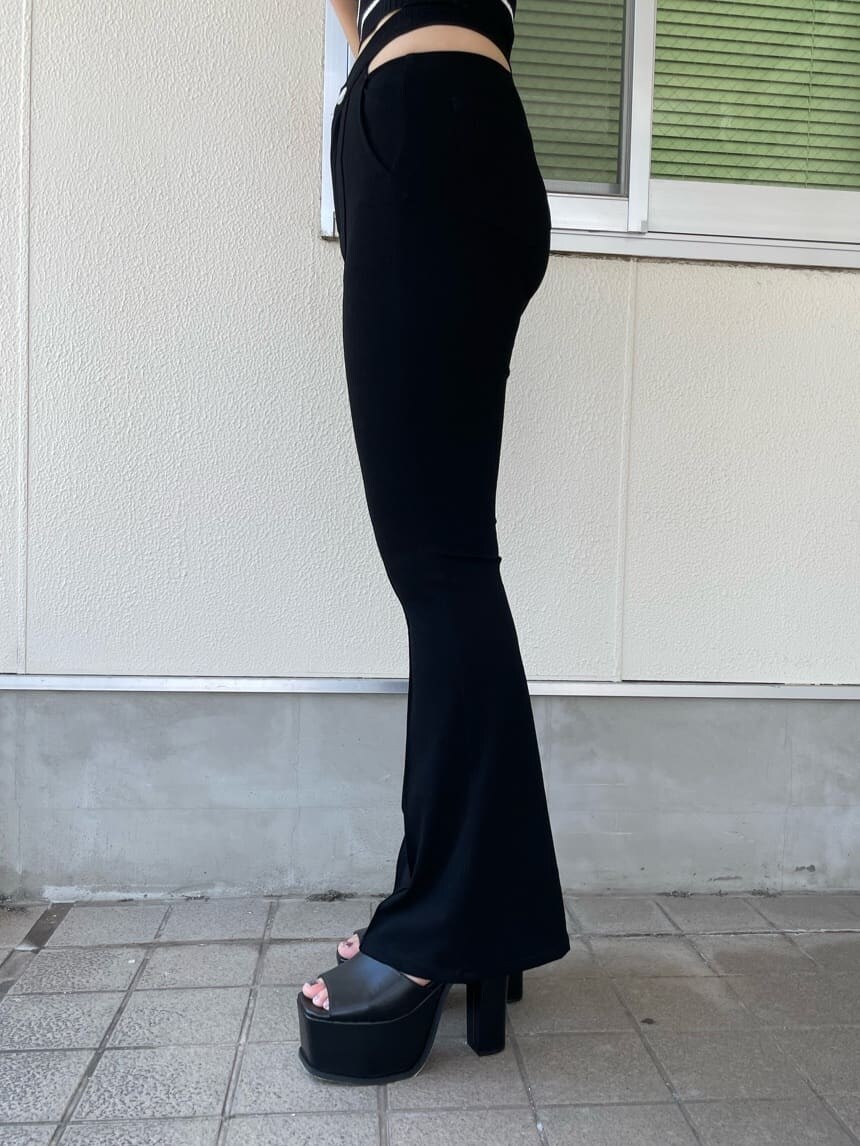 ブラック系のサンダル、ブラック系のデニムパンツ、ブラック系のタンクトップを着用したレディースの夏コーディネートの5枚目の写真
