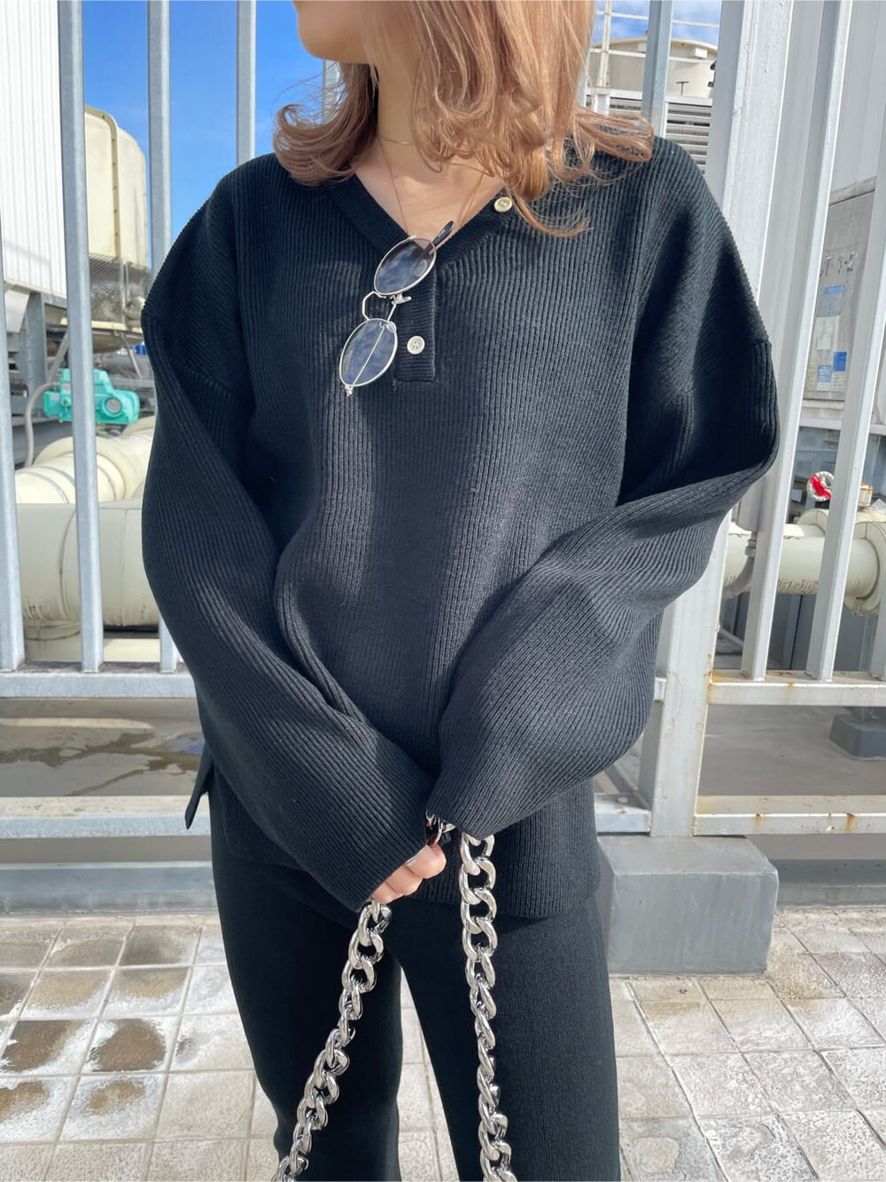 ブラック系のパンプス、ブラック系のショルダーバッグ、ブラック系のその他パンツを着用したレディースの冬コーディネートの4枚目の写真