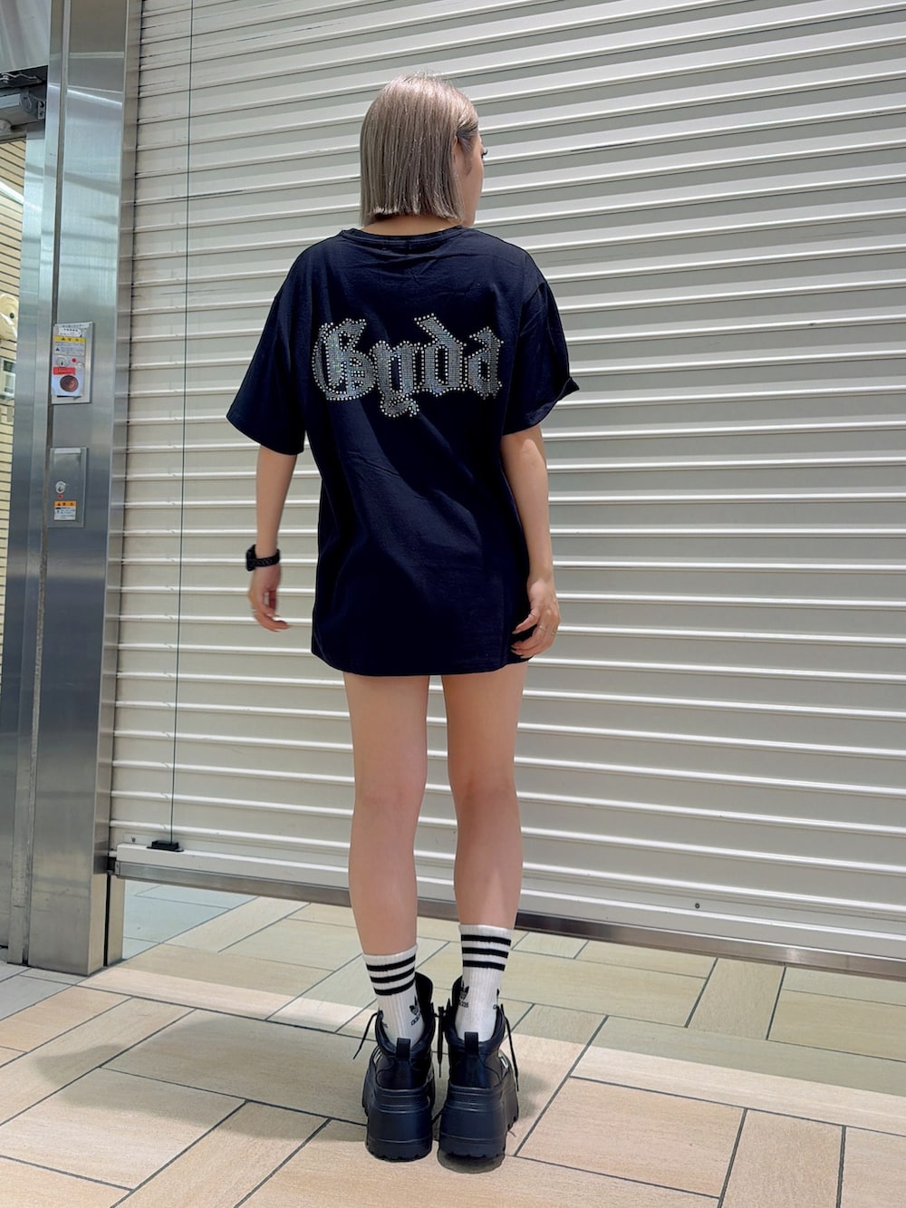 ブラック系のTシャツ/カットソー、ブラック系のスニーカーを着用したレディースの夏コーディネートの2枚目の写真