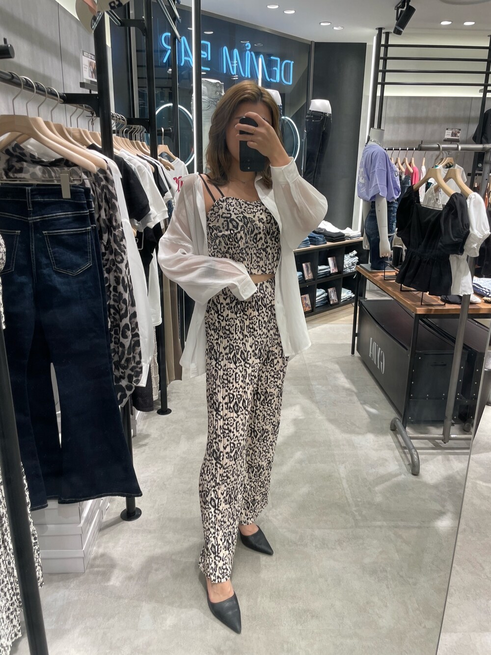 その他のキャミソール、ブラック系のその他パンツ、ブラック系のパンプスを着用したレディースの春コーディネートの2枚目の写真