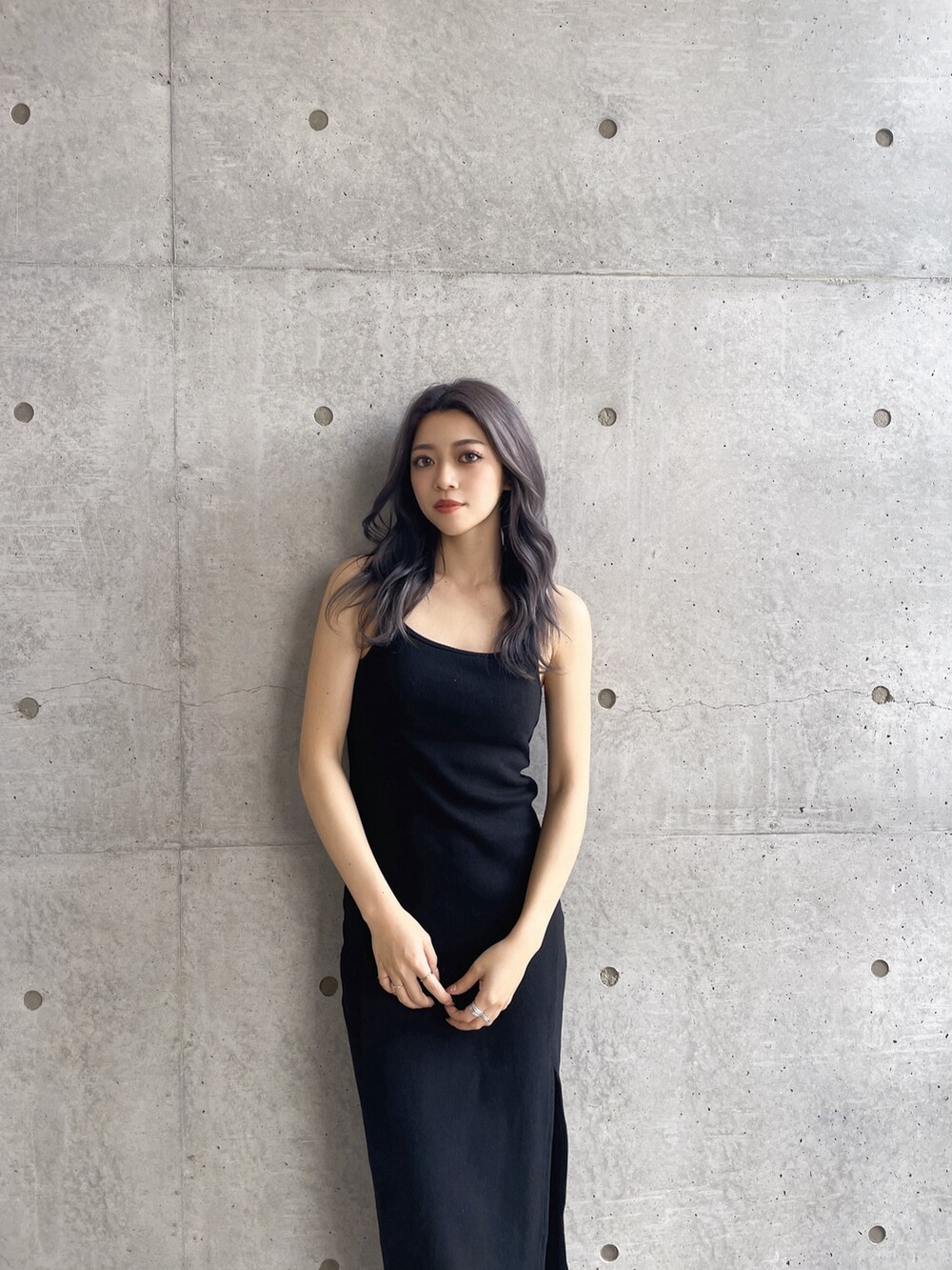 ブラック系のワンピース、ベージュ系のショルダーバッグ、ブラック系のサンダルを着用したレディースの夏コーディネートの4枚目の写真