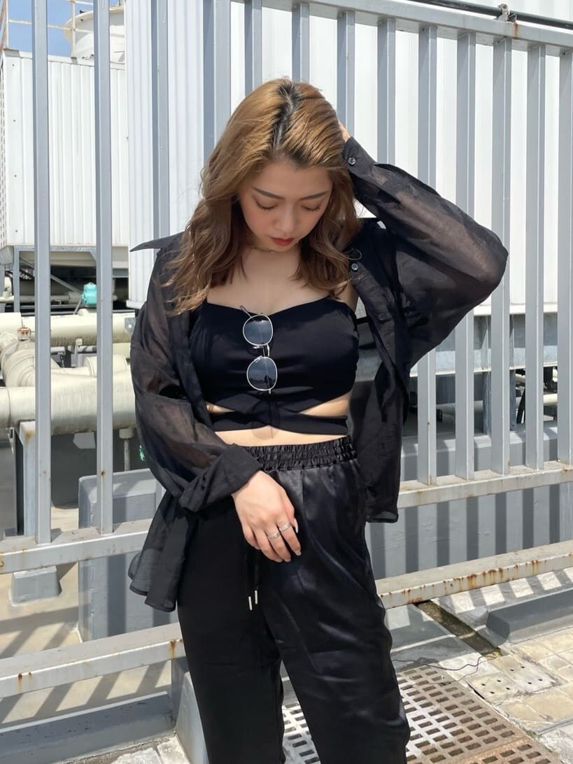 ブラック系のパンプス、ブラック系のシャツ/ブラウス、ブラック系のその他パンツを着用したレディースの春コーディネートの5枚目の写真