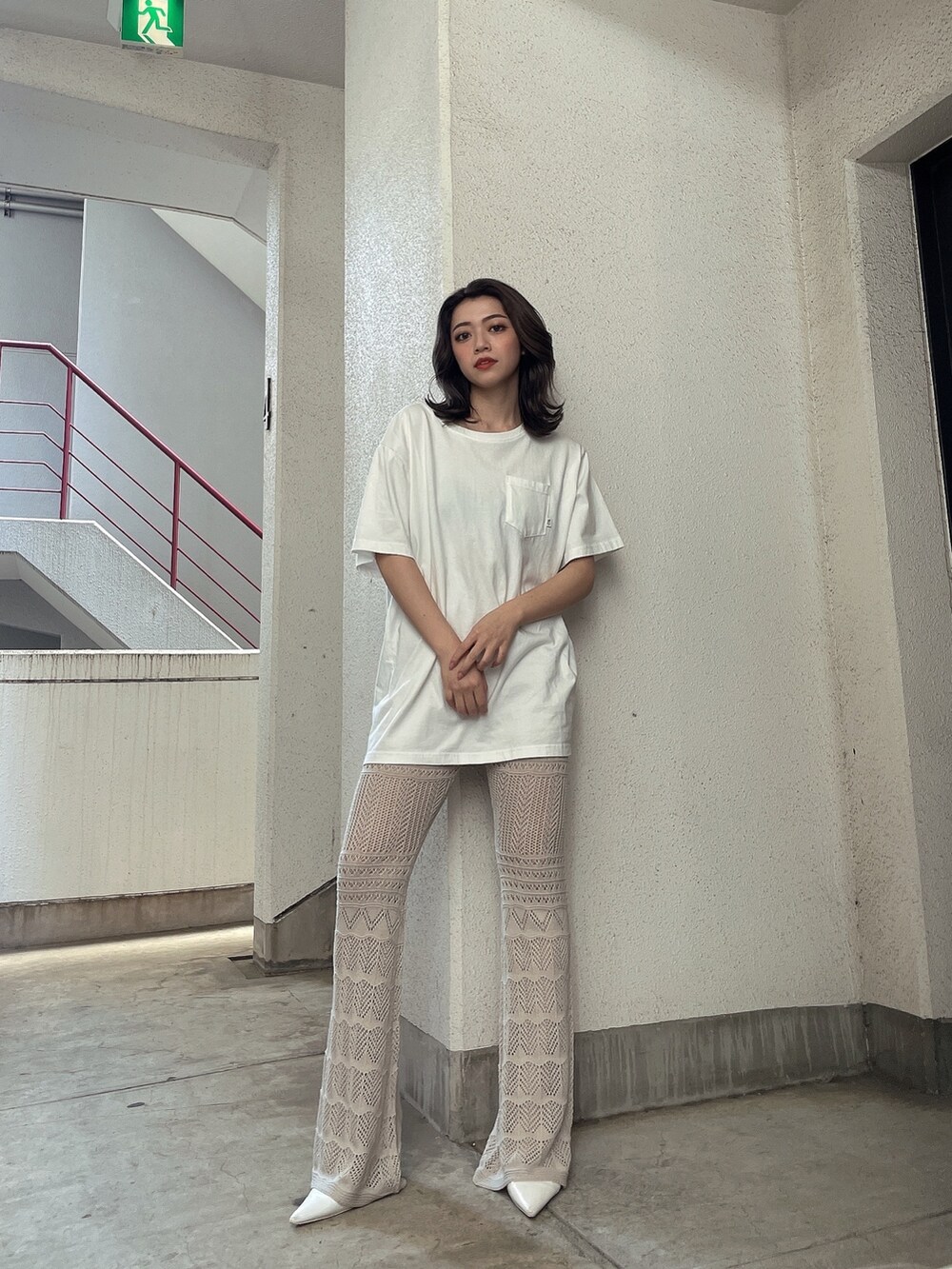 ホワイト系のTシャツ/カットソー、ホワイト系のその他パンツ、ホワイト系のパンプスを着用したレディースの春コーディネートの3枚目の写真