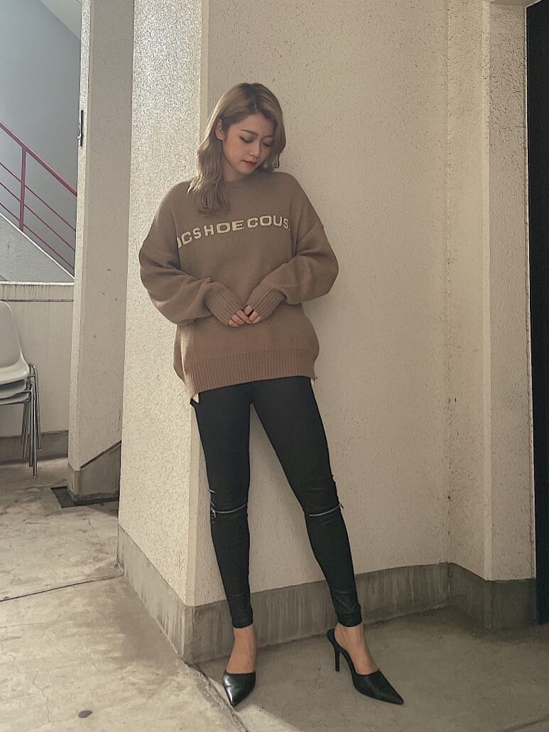 ブラック系のパンプス、ブラック系のその他パンツ、ベージュ系のニット/セーターを着用したレディースの夏コーディネートの2枚目の写真