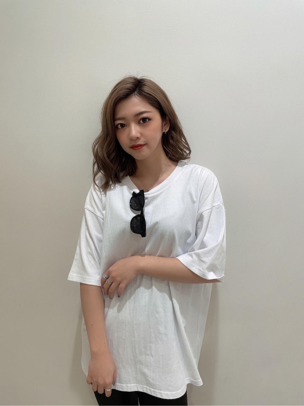 ブラック系のパンプス、ホワイト系のTシャツ/カットソー、ブラック系のレギンス/スパッツを着用したレディースの春コーディネートの4枚目の写真