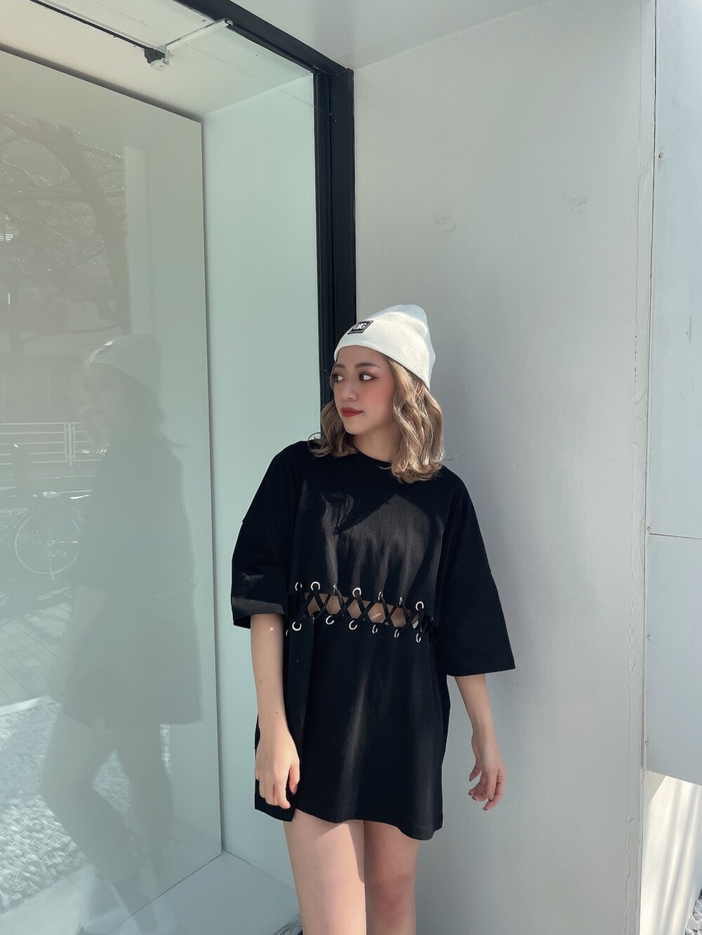 ブラック系のTシャツ/カットソー、ホワイト系のブーツ、ホワイト系のニットキャップ/ビーニーを着用したレディースの冬コーディネートの5枚目の写真