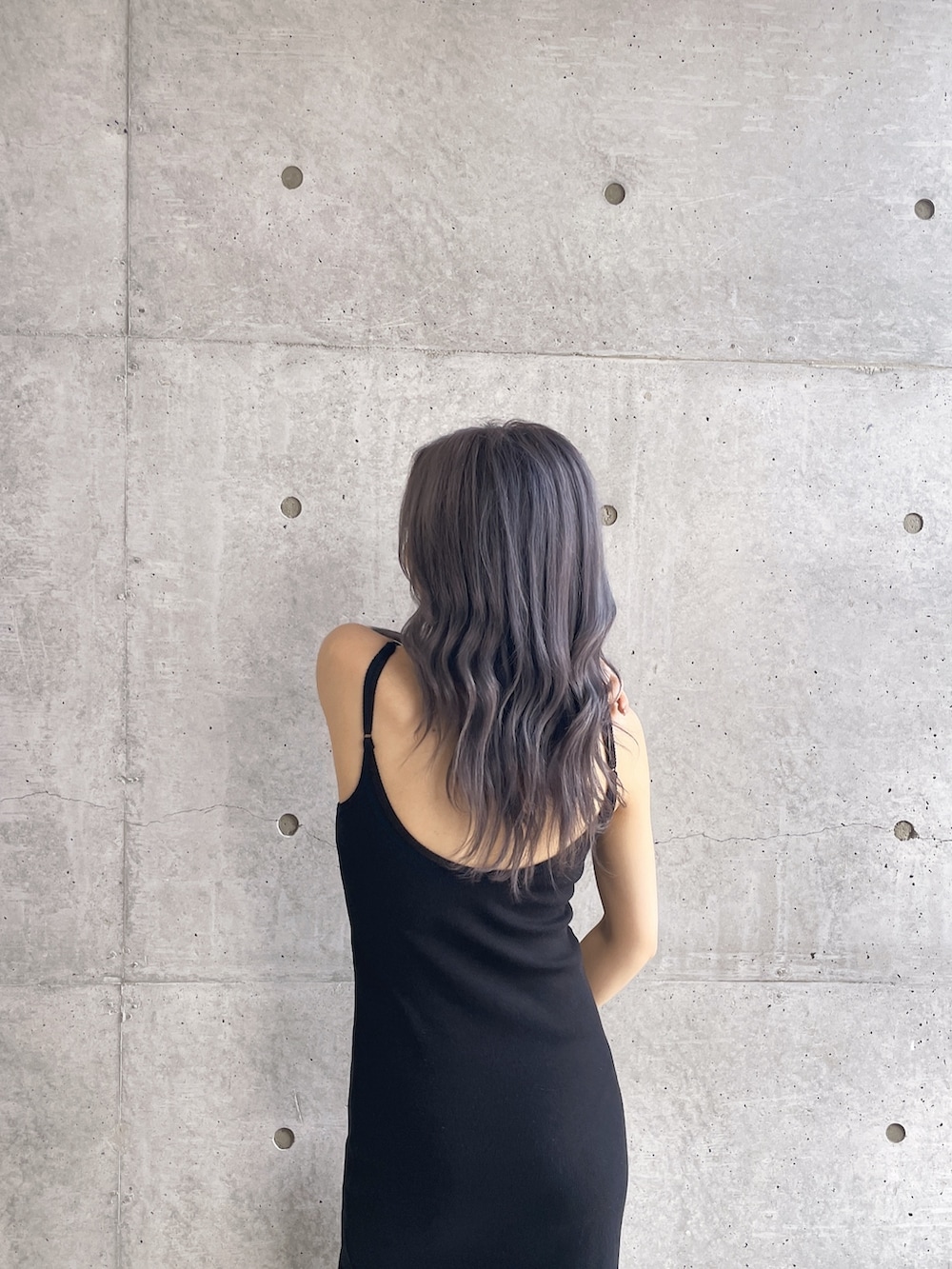 ブラック系のワンピース、ベージュ系のショルダーバッグ、ブラック系のサンダルを着用したレディースの夏コーディネートの5枚目の写真