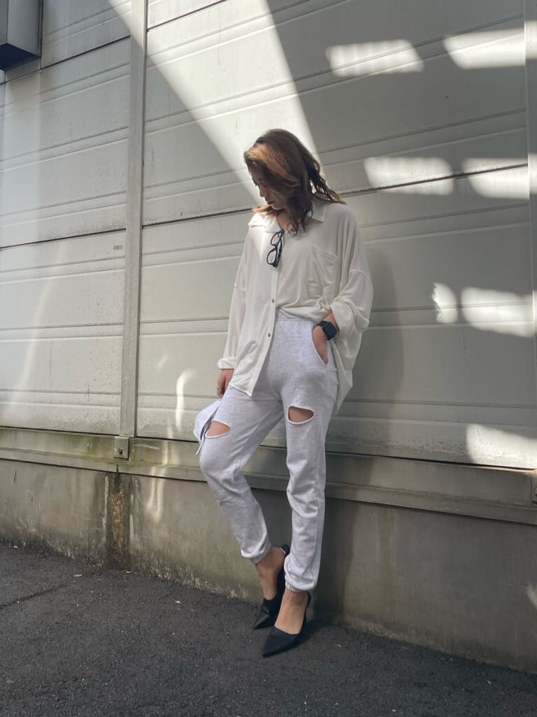 ホワイト系のパンプス、グレー系のその他パンツ、ホワイト系のシャツ/ブラウスを着用したレディースの冬コーディネートの2枚目の写真