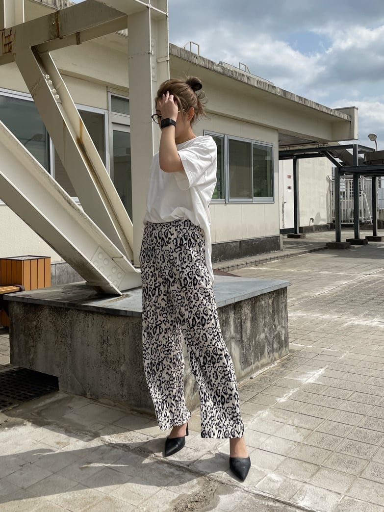 ブラック系のパンプス、その他のその他パンツ、ホワイト系のTシャツ/カットソーを着用したレディースの春コーディネートの2枚目の写真