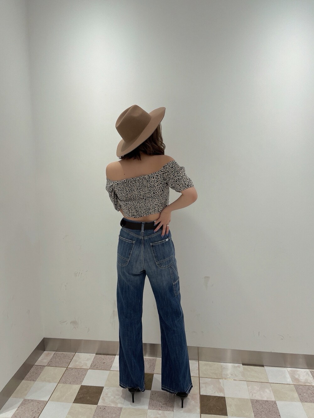 ブルー系のデニムパンツ、ブラック系のパンプス、その他のシャツ/ブラウスを着用したレディースの春コーディネートの2枚目の写真