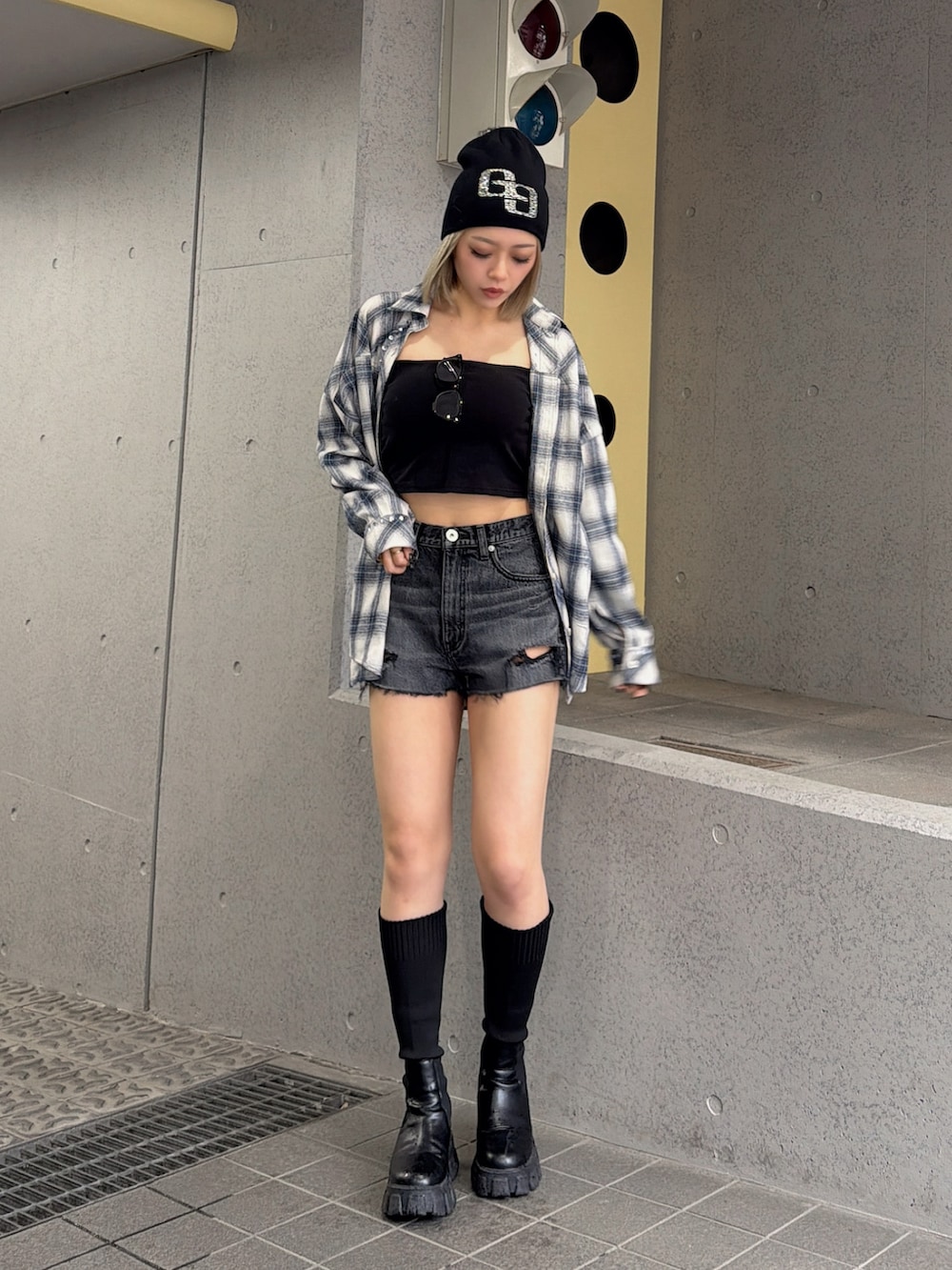 ブルー系のシャツ/ブラウス、ブラック系のデニムパンツ、ブラック系のニットキャップ/ビーニーを着用したレディースの春コーディネートの2枚目の写真