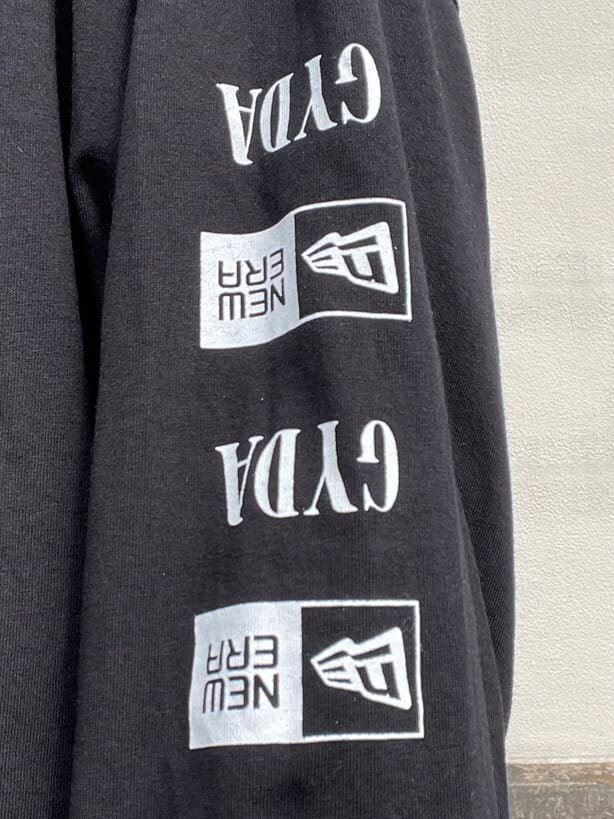ブラック系のTシャツ/カットソー、ブラック系のその他雑貨を着用したレディースの秋コーディネートの5枚目の写真