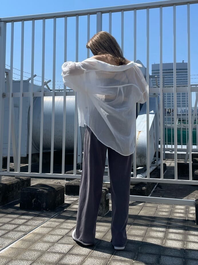 ホワイト系のシャツ/ブラウス、グレー系のその他パンツ、グレー系のキャミソールを着用したレディースの春コーディネートの3枚目の写真
