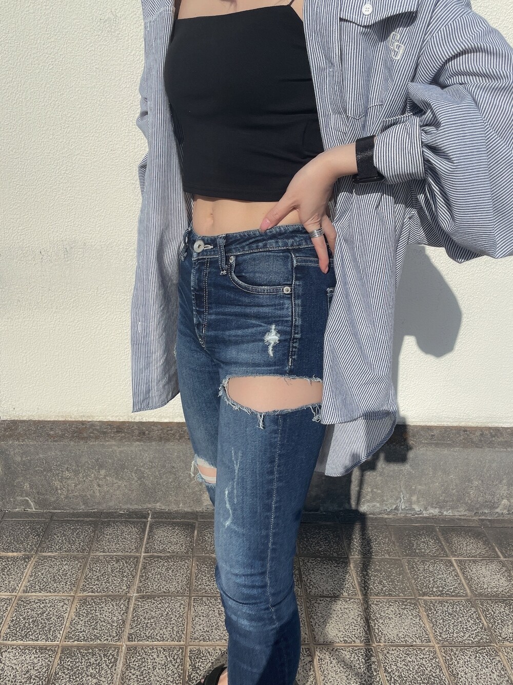 ブルー系のシャツ/ブラウス、ブルー系のデニムパンツ、ブラック系のサンダルを着用したレディースの春コーディネートの6枚目の写真