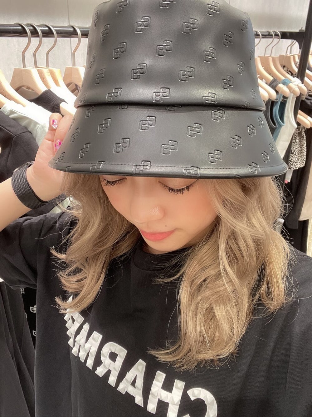 ブラック系のパンプス、ブラック系のデニムパンツ、ブラック系のTシャツ/カットソーを着用したレディースの夏コーディネートの6枚目の写真