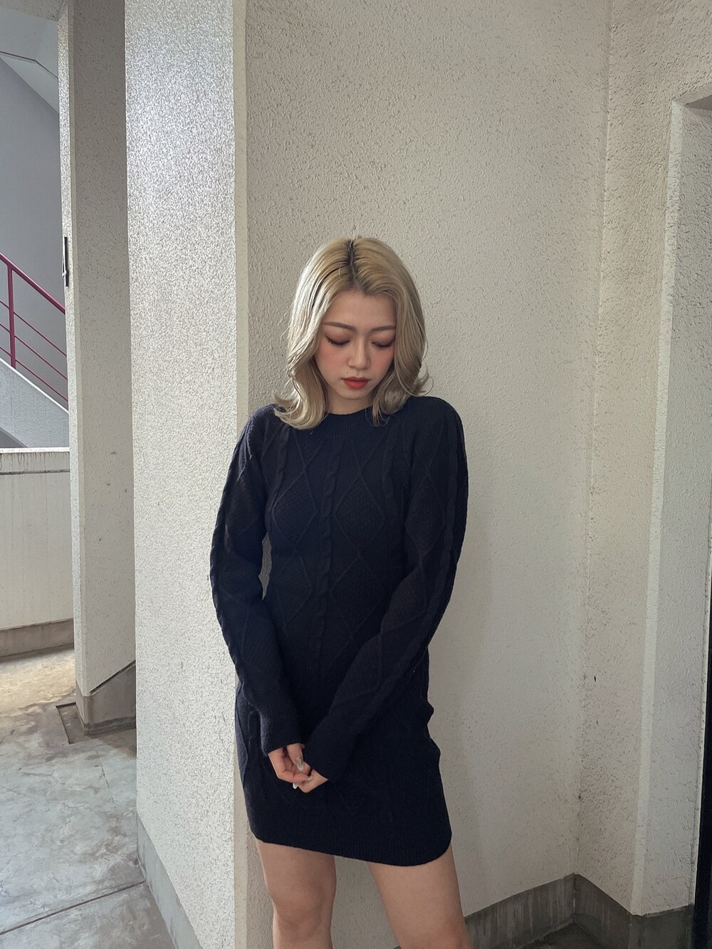 ブラック系のワンピース、ブラック系のブーツを着用したレディースの秋コーディネートの6枚目の写真