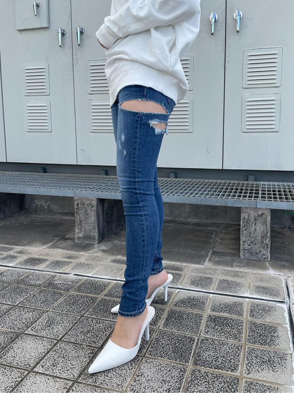 ホワイト系のパンプス、ブルー系のデニムパンツ、ホワイト系のTシャツ/カットソーを着用したレディースの冬コーディネートの2枚目の写真