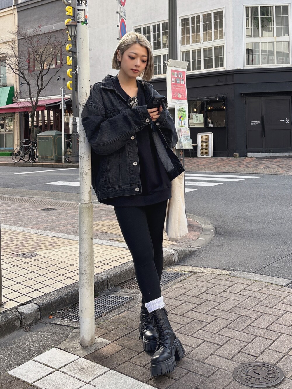 ブラック系のブーツ、ブラック系のデニムジャケットを着用したレディースの冬コーディネートの2枚目の写真